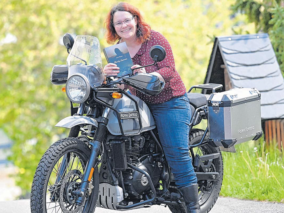 Autorin Anett Theisen auf ihrem Motorrad Pressebericht Freie Presse Chemnitz